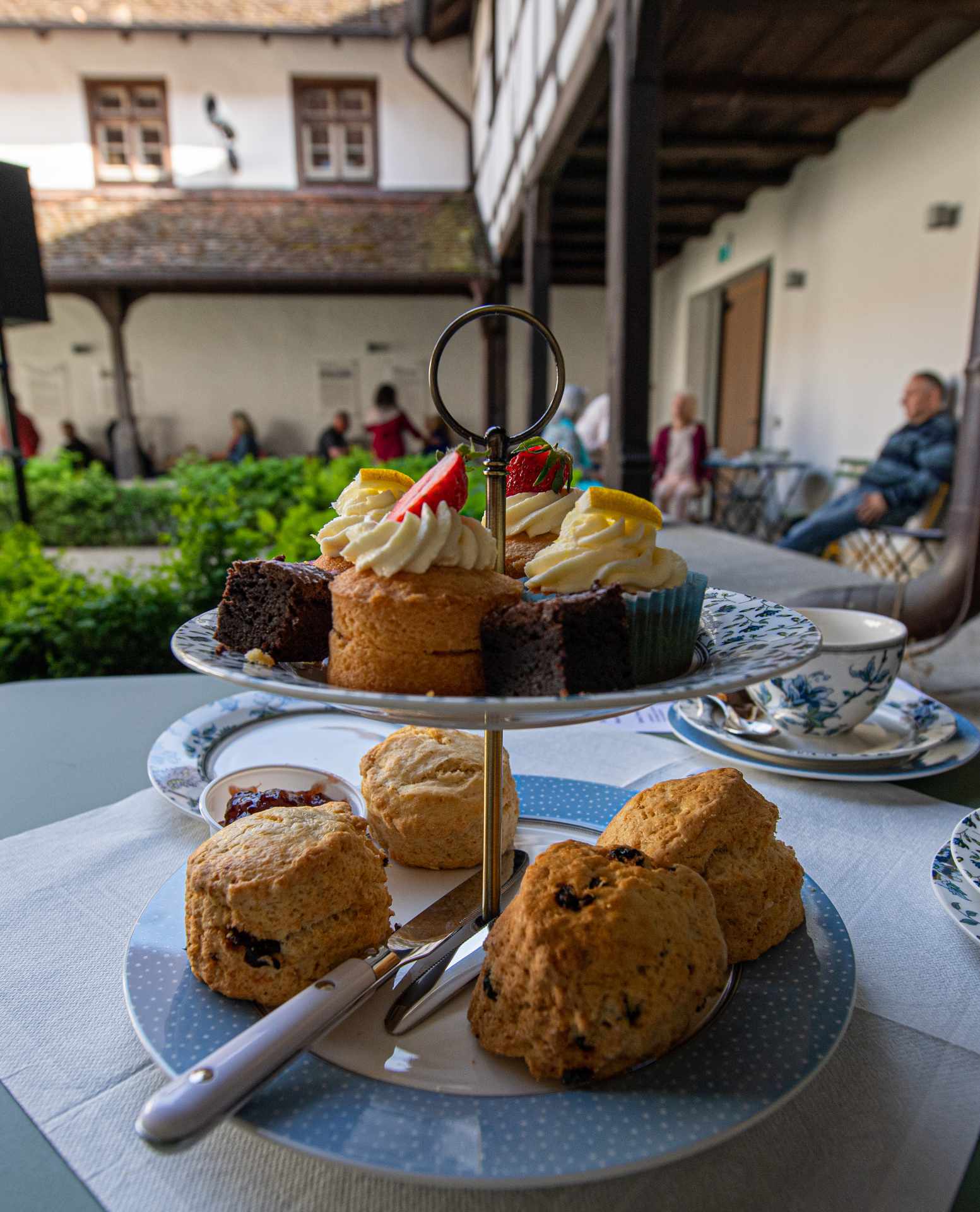 englische Tea-Time von der Etagére